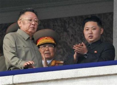 Nhà lãnh đạo Triều Tiên Kim Jong-il (trái) và con trai Kim Jong-un tại lễ kỷ niệm 65 năm Đảng Lao động Triều Tiên tại Bình Nhưỡng  ngày 10/10 vừa qua.
